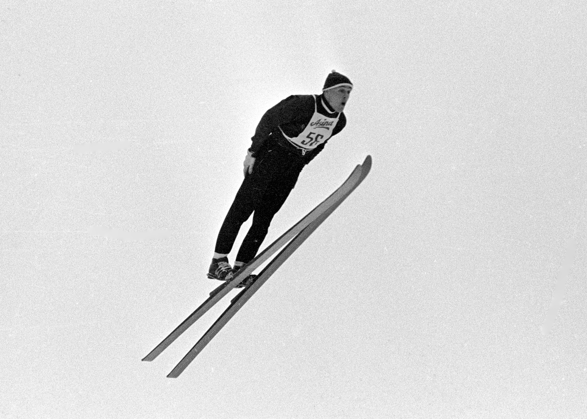 En skihopper i svevet, Marikollen. Fotografert desember 1965.