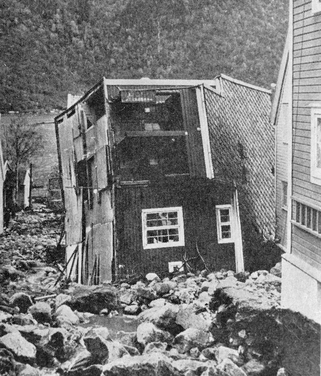 Albert Bakke sitt hus tippa over etter flaumen på Egne Hjem