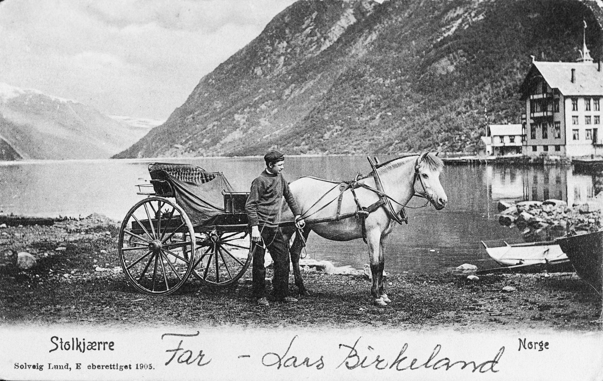 Postkort som viser skysskaren Lars Birkeland med hest og kjerre.
