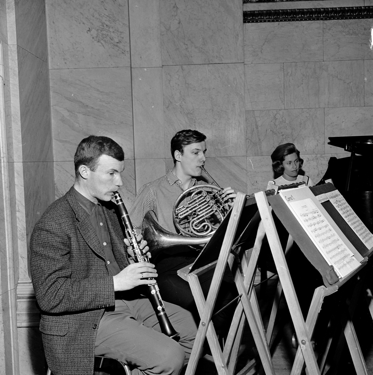 Oslo Blåsekvintett spiller sammen med Liv Glaser som sitter ved et flygel. Fotografert 8. mars 1965.