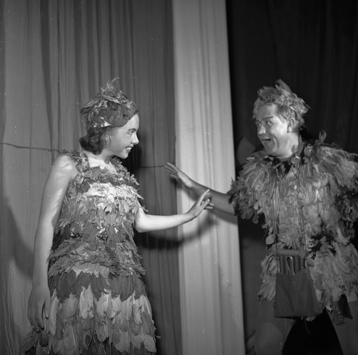 Oppsetningen av operaen "Tryllefløyten" på Edderkoppen. Kvinnelig og mannlig sangere sammen på scenen. Fotografert 14. november 1953.