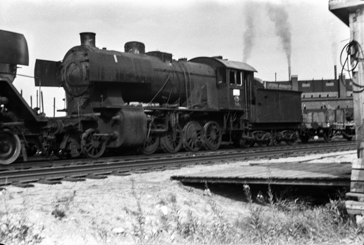 Utrangert damplokomotiv type 33a nr. 322 venter på opphugging ved Norsk Jernverk i Mo i Rana.
