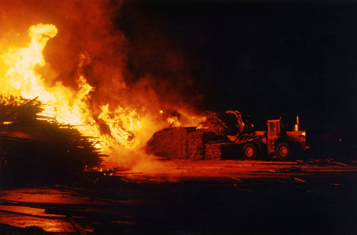 Fra brannen i trelasttørka på Våler Skurlag på Braskereidfoss i Solør i 1979.  Bildet viser flammehavet fra den brennende bygningen og en hjullaster som ble brukt til å fjerne materialstabler fra brannstedet.  

Materialtørkinga ved sagbruket på Braskereidfoss foregikk lenge i strølagte stabler på sagbrukstomta, altså i friluft.  Stablinga var arbeidskrevende og tørkinga tok tid, det gikk med andre ord lenge fra tømmeret kom inn på sagbruket til trelasten kunne leveres kundene.  Produksjonsøkningen som kom da et nytt og langt mer effektivt sagbruk ble gjenoppbygd etter brannen i 1964 førte dessuten til at den tradisjonelle tørkemåten begynte å bli vel plasskrevende.  I 1968 fikk bedriftsledelsen mulighet til å bygge ei moderne trelasttørke, hvor man fikk en helt annen kontroll på tørkeprosessen enn tidligere.  Man gjorde seg umiddelbart gode erfaringer.  Kapasiteten ble deretter utvidet, først i 1969, deretter i 1971.