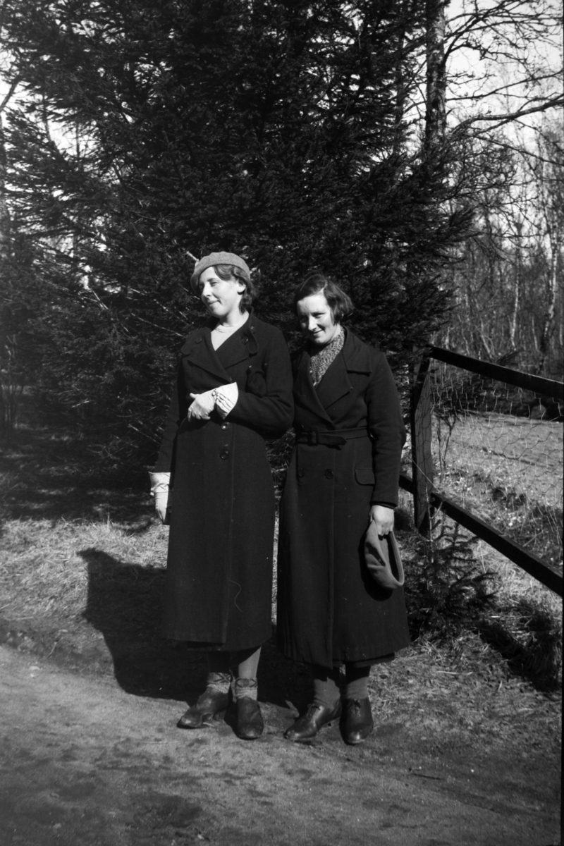 To unge kvinner fotografert utendørs på Ibestad.