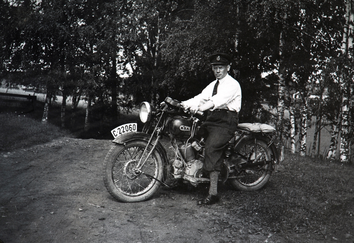 Einar Knapholen. Bildet er tatt i 1935. Motorsykkel BSA C-22060.