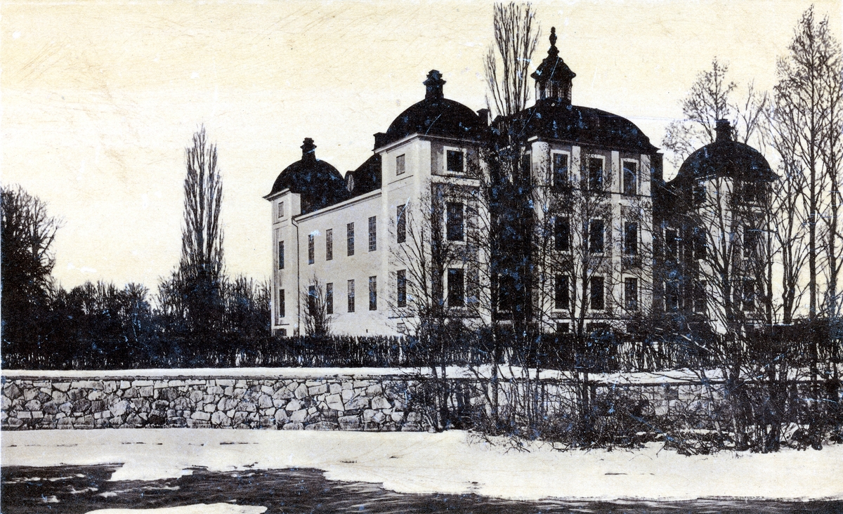 Kolbäck sn, Strömsholms slott.
Slottet och del av slottsparken, stenmur.