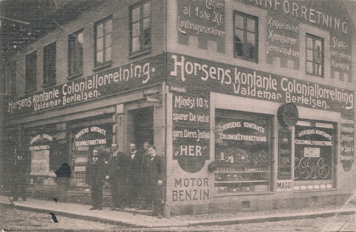 Postkortmotiv fra Horsens kontante Colonialforretning ved Valdemar Berlelsen.