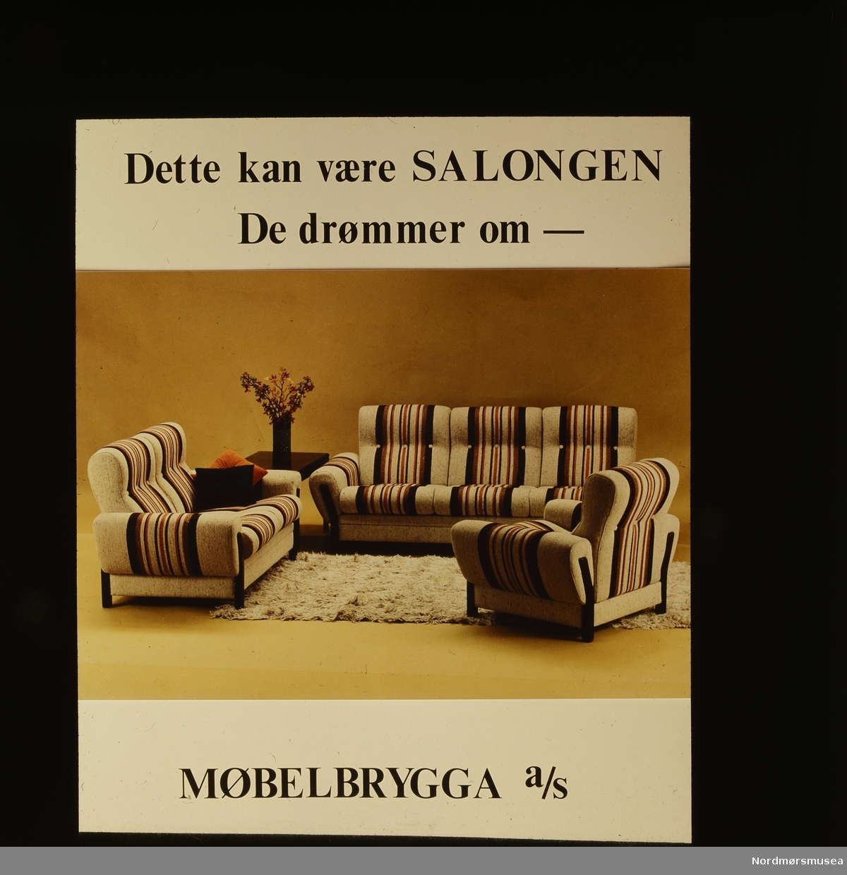 "Dette kan være SALONGEN De drømmer om - Møbelbrygga a/s" Fra en samling med kinoreklame i Kristiansund. Giver er Erling Sæther. Fra Nordmøre museums fotosamlinger.