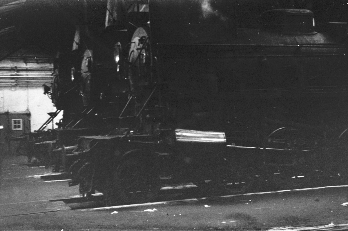 Damplokomotiv type 26c nr. 433 (nærmest), type 31b nr. 450 og 30b nr. 356 i Gamlestallen i Lodalen i Oslo.