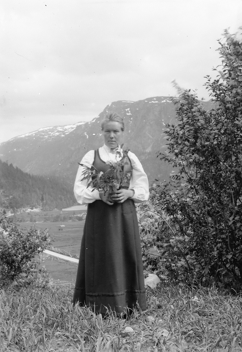 Fotoarkiv etter Aanund Edland. Utendørs portrett av Åse Kvammen Gunvaldjord