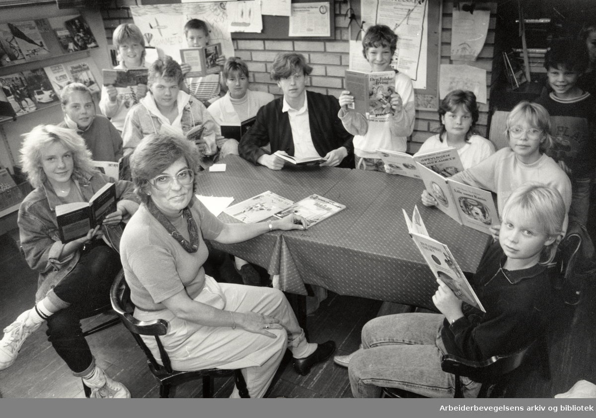 Deichmanske Bibliotek. Nordtvet filial. Niendeklassinger fra Nordtvet skole sammen med barnebibliotekar Eva Svendsen. September 1988