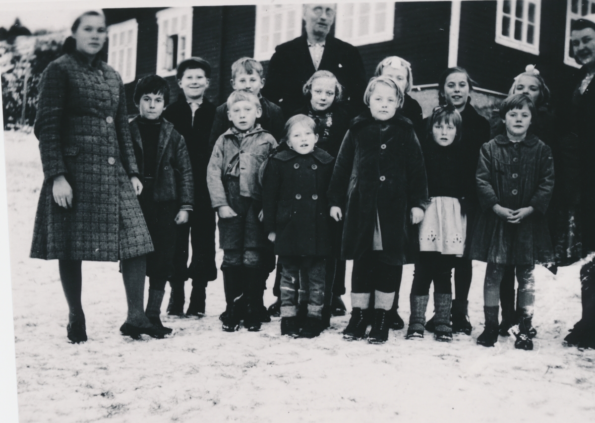 Skoleklasse fra Refnes i Tranøy. Lærer og internatpersonale. 1941-1942.