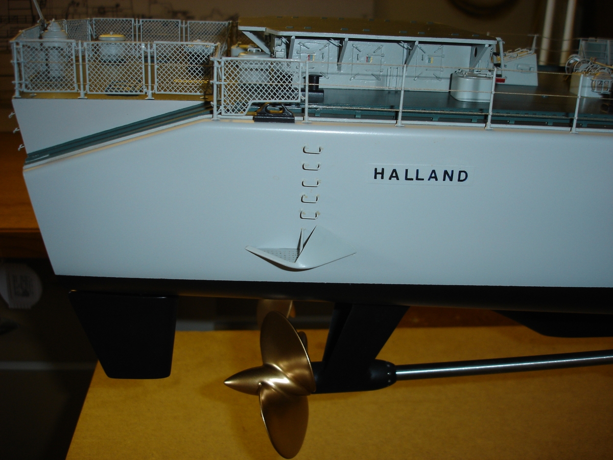 Modell av jagaren HALLAND. Modellen utförd i block, skrovet utfört i al, kanontorn etc. i vitbok.