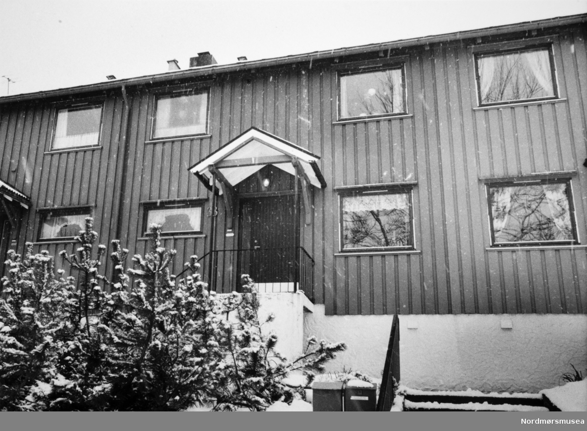Kaasbølsvei 33 på Kirkelandet i Kristiansund. Fotoarkivet stammer fra Nordmørsposten, og inngår nå i Nordmøre museums fotosamlinger.