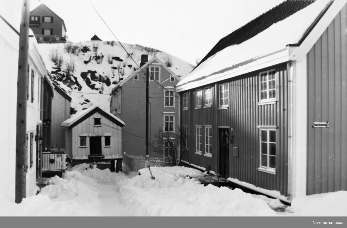 Foto fra Spanskesmuget på Innlandet i Kristiansund. Fotoarkivet stammer fra Nordmørsposten, og inngår nå i Nordmøre museums fotosamlinger.