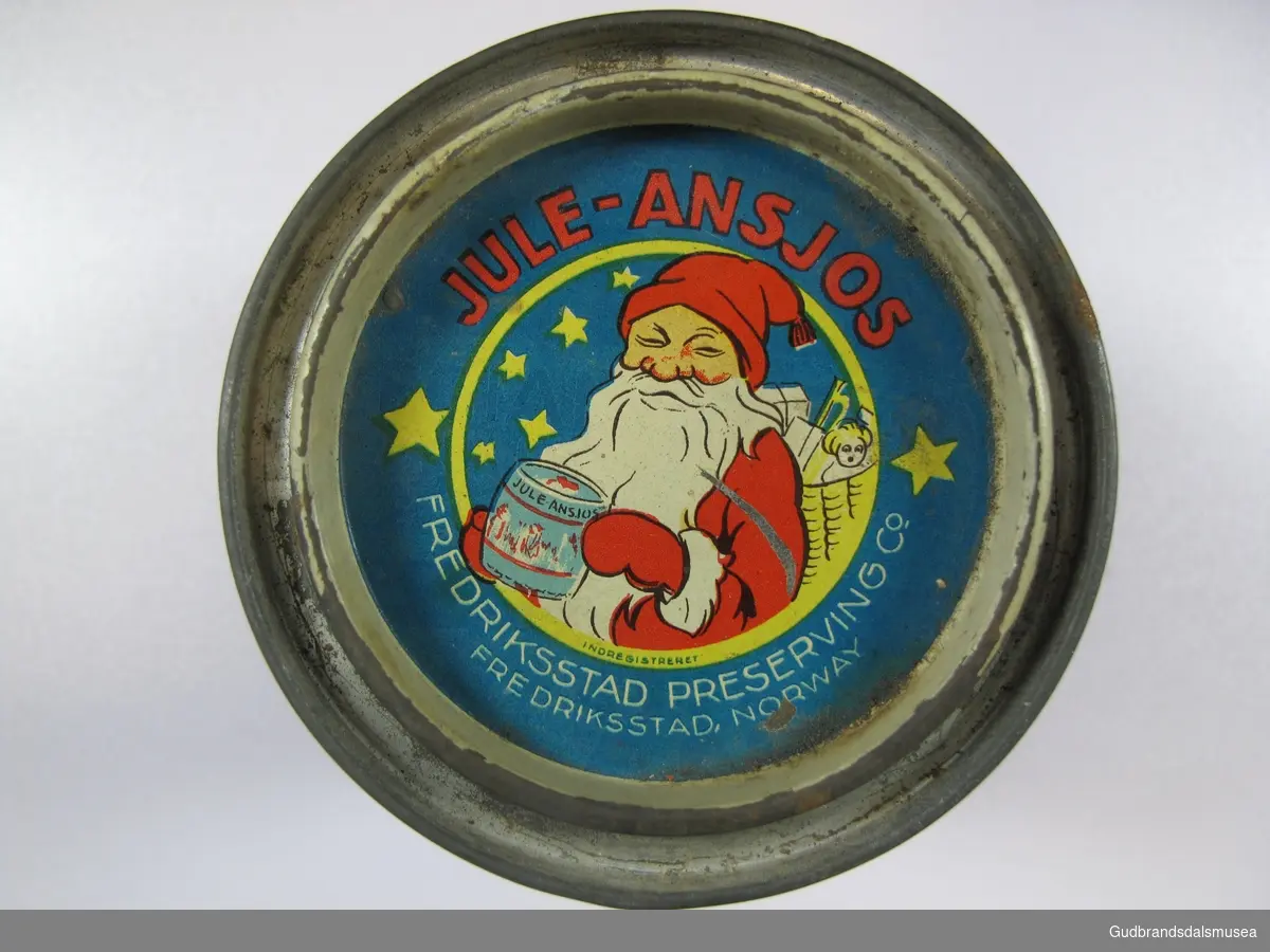 Boks, 400-420 gram, for Juleansjos fra Fredriksstad Preserving Co. Nissemotiv i farger på lokk og korpus.