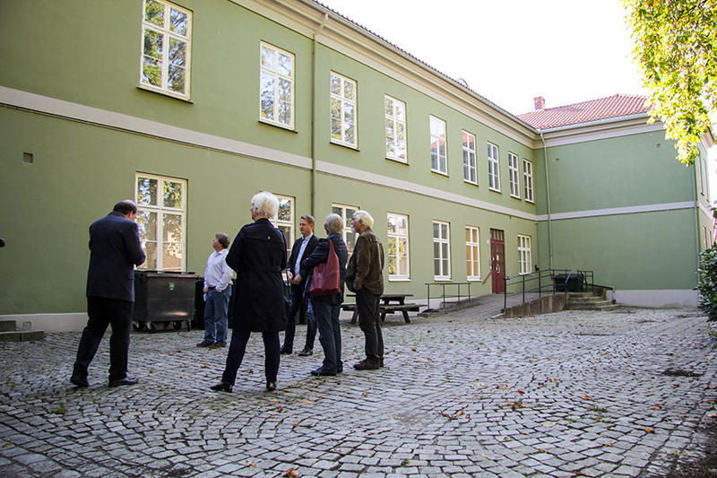 Gaute Jacobsen informerte om museets planer i Fayegården. Arkivar James Ronald Archer tok oss med på en omvisning i bygningen.