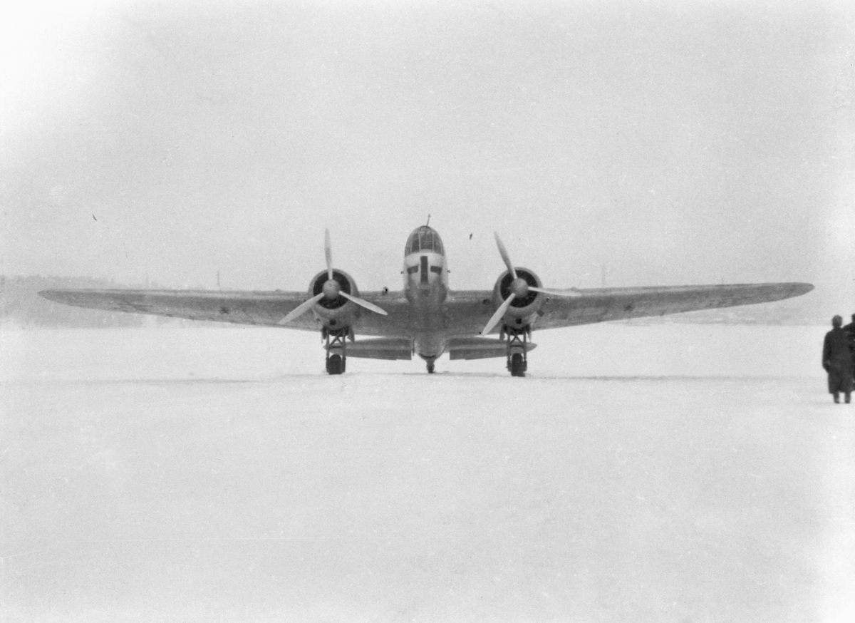 Sovjetiskt flygplan DB-3 vid Svenska frivilligkåren i Finland, F 19.