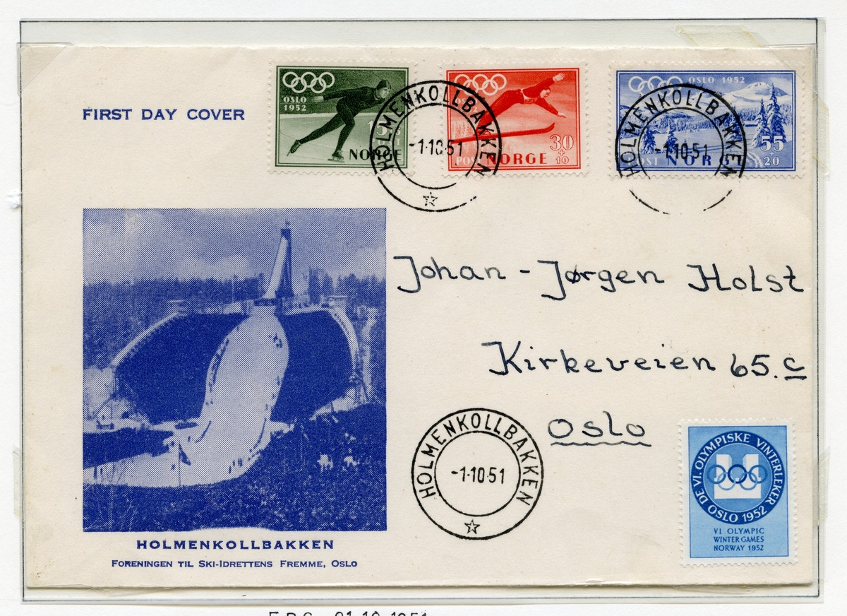 A4-side med to førstedagsbrev. Begge konvoluttene har tre firmerker (et grønt med en skøyteløper, et rødt med en skihopper og et blått med fjell- og vintermotiv) og et bilde av Holmenkollbakken på venstre side. Den første konvolutten har i tillegg et klistremerke med emblemet for Oslo '52. Den første konvolutten er stilet til Johan Jørgen Holst, og den andre konvolutten er signert av Hjalmar Andersen, Arnfinn Bergmann og Hallgeir Brenden. 
Begge konvoluttene er stemplet den 1. oktober 1951.