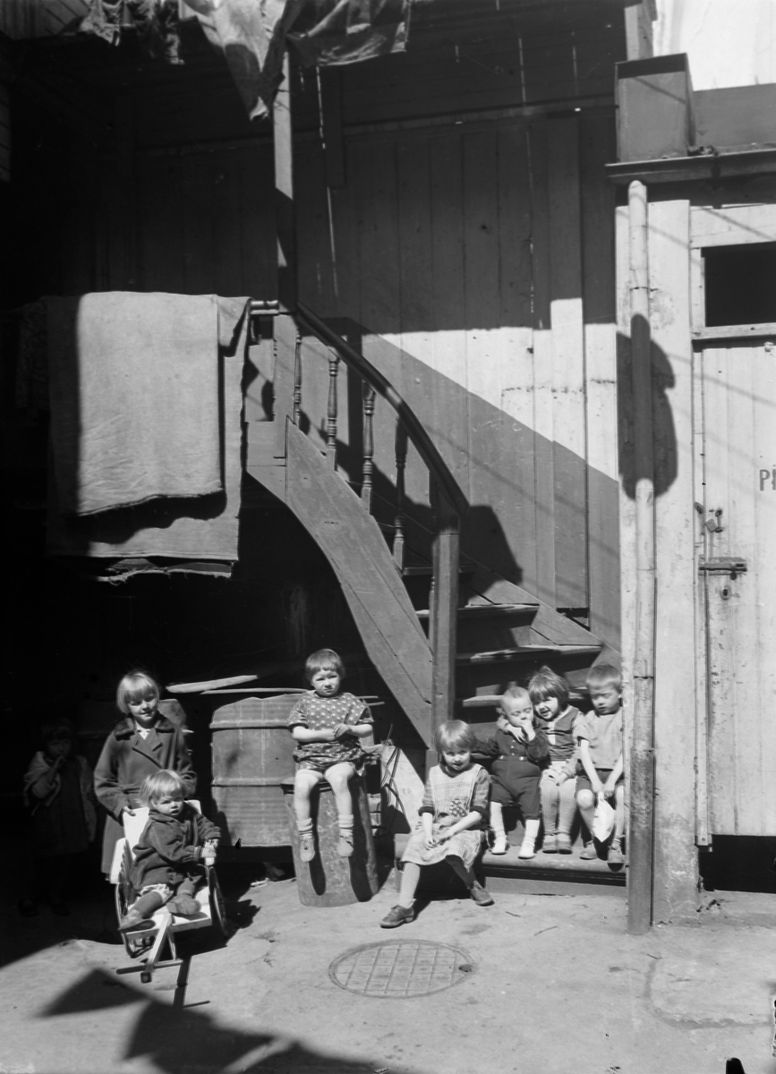 Dårlige Boforhold. Barn I Bakgård Ved Søppelkasser - Sverresborg 