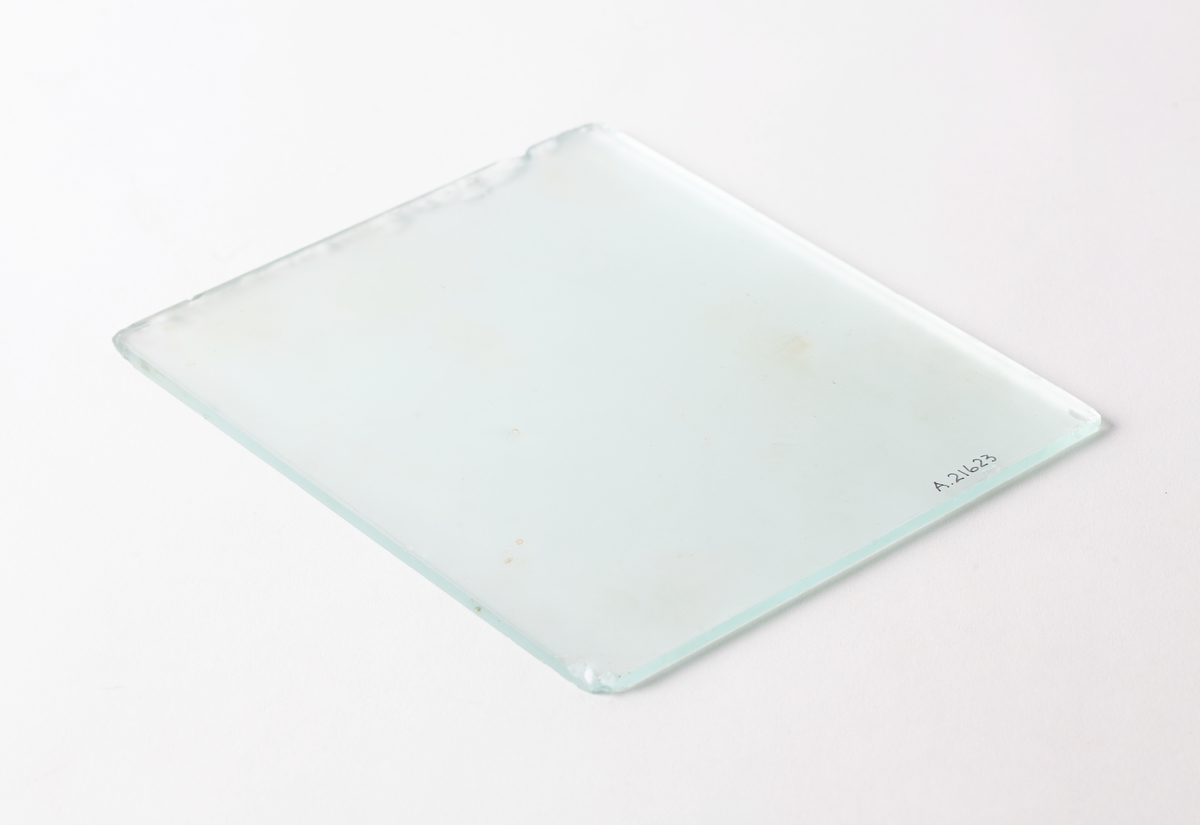 Glassplate til bruk ved fremstilling av mindre mengde salveblanding.
Den ene siden er ru for å gi god friksjon.