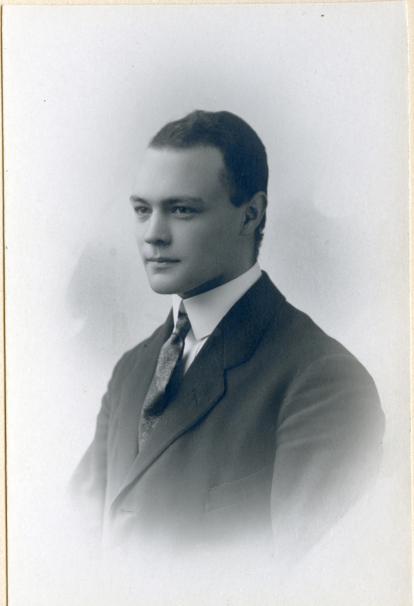 Kolsva/Malma sn.
Ingenjör Erik Hultgren 1899-1942, uppväxt i Rölö och Gisslarbo.