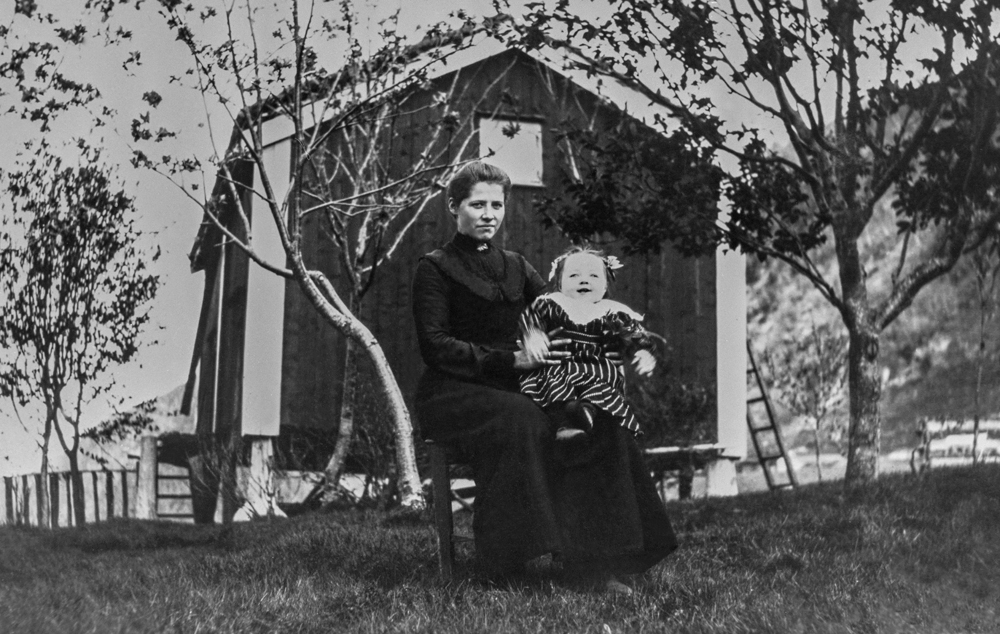 Anna på "punn håjen" kona til Hans Einbu med dotra Brynhild på fanget. Anna var søster til Eilert Bjørnå m/flere.