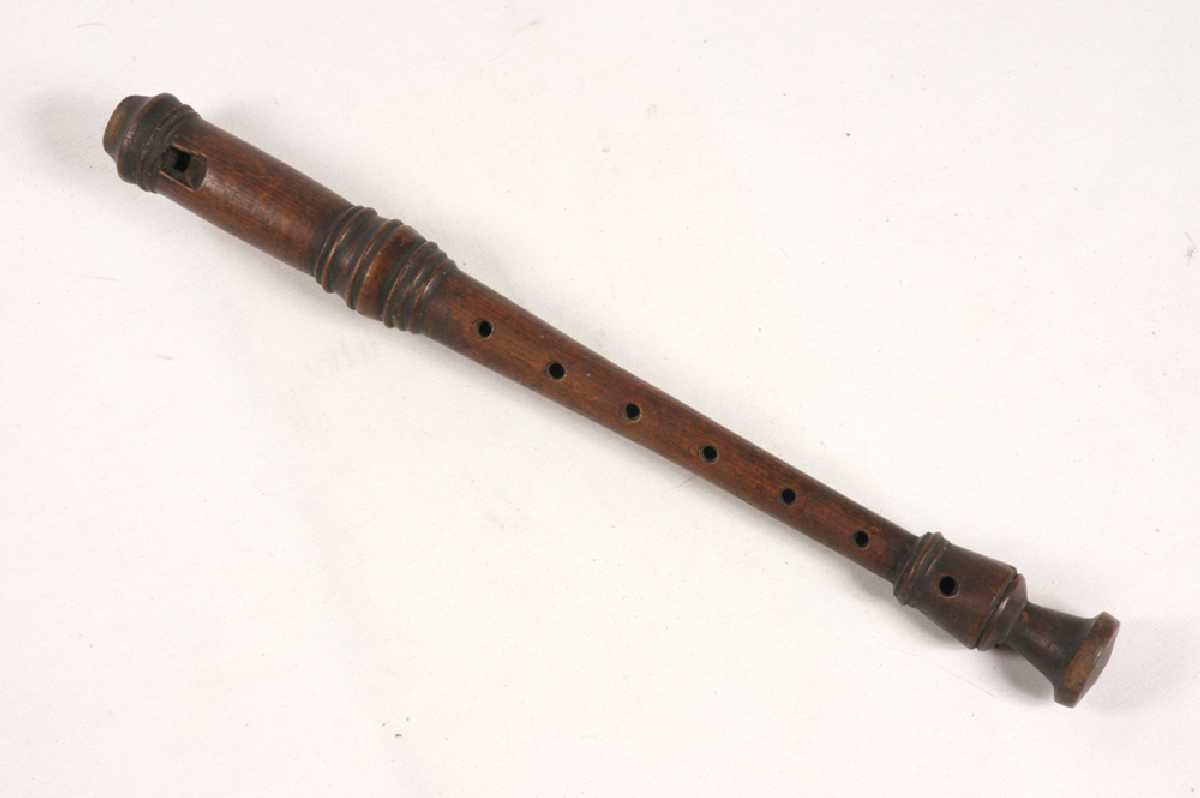 Fløyta er av kvistreint treverk i ett stykke. Delt opp i 4 felt m/dreide riller mellom. Øverst; munnstykke, sju huller på framstykket, ett bsk. Åpning i bunnen