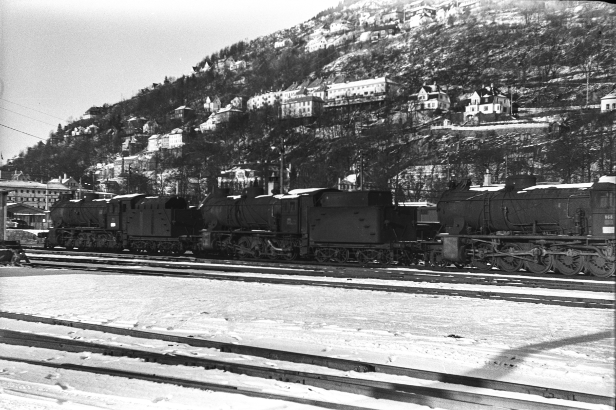 Utrangerte damplokomotiver type 39a på Bergen stasjon, fra høyre nr. 168, 170 og 166.