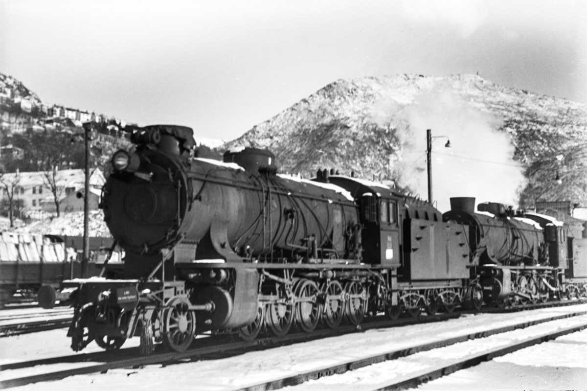 Utrangerte damplokomotiver type 39a på Bergen stasjon, fra venstre nr. 166 og 170.