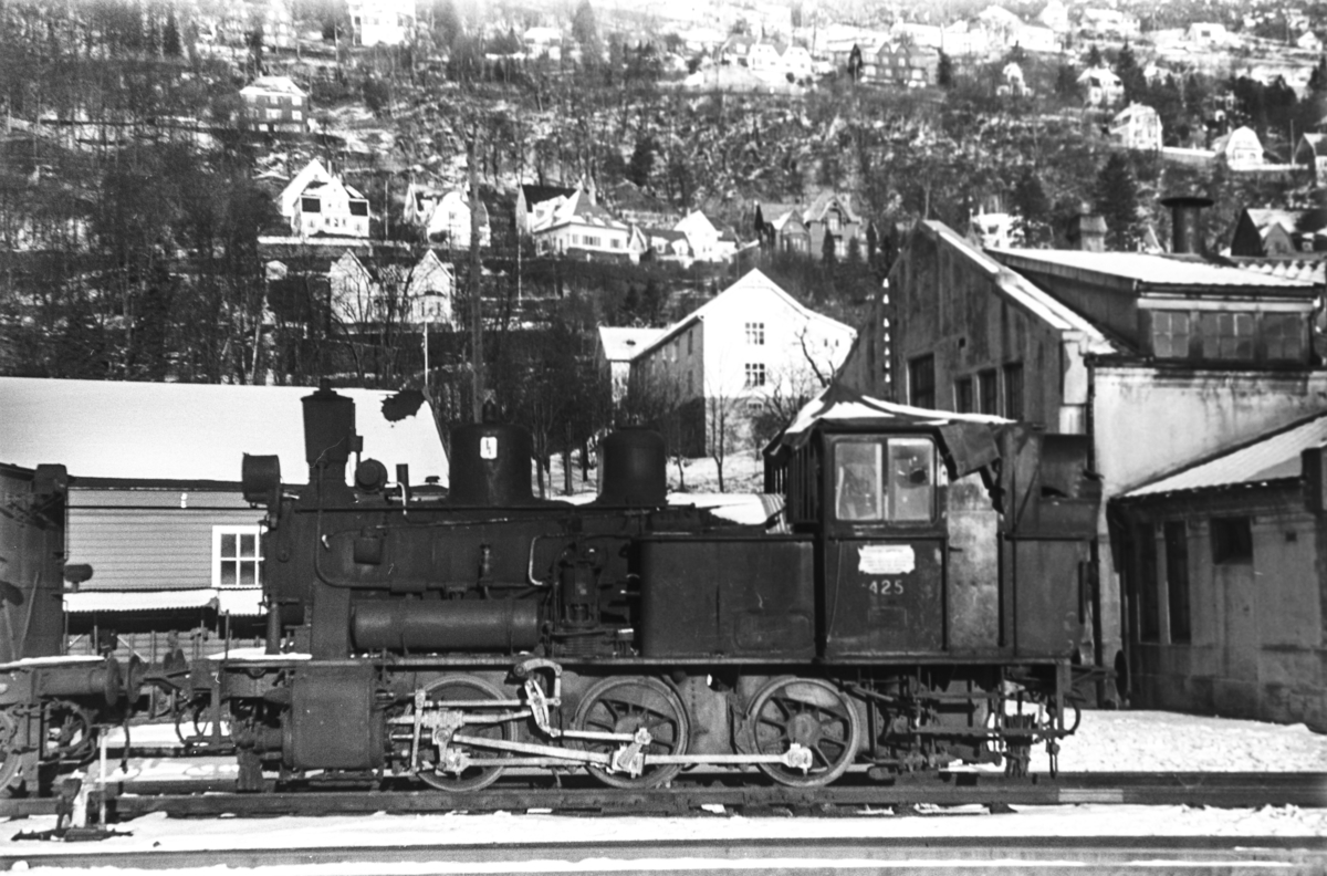 Hensatt damplokomotiv type 25d nr. 425 på Bergen stasjon. Lokomotivet er hensatt i påvente av reparasjon / revisjon.