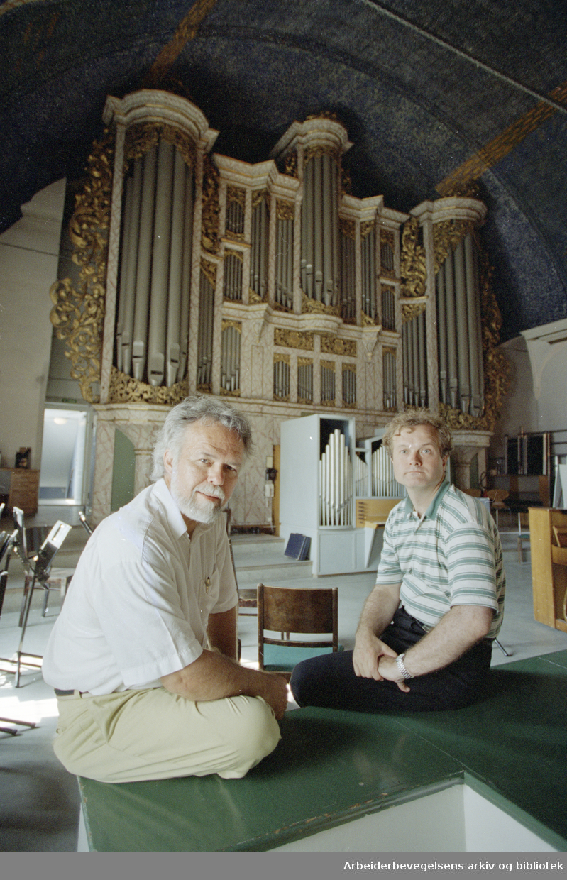 Domkirken. Domorganistene Terje Kvam (til venstre), og Kåre Nordstoga. 27. juli 1994
