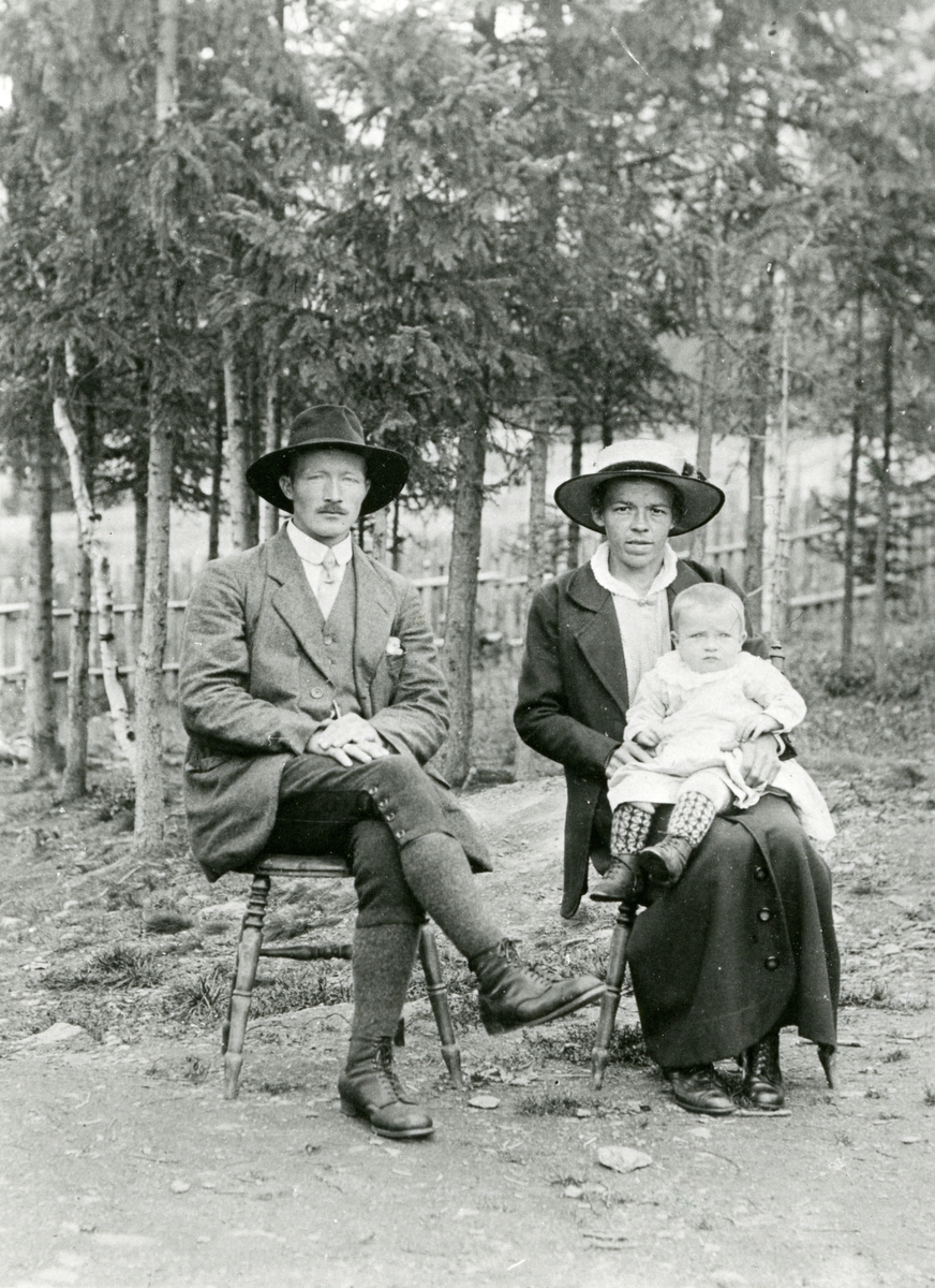 Ekteparet Berit og Ola Nereng med sonen Ola på fanget. Ca.1918.