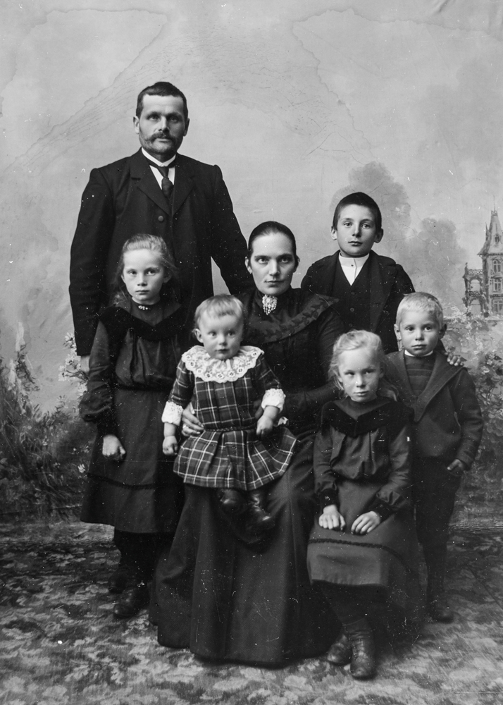 Gruppebilde, familie, to voksene og fem barn. 1903.