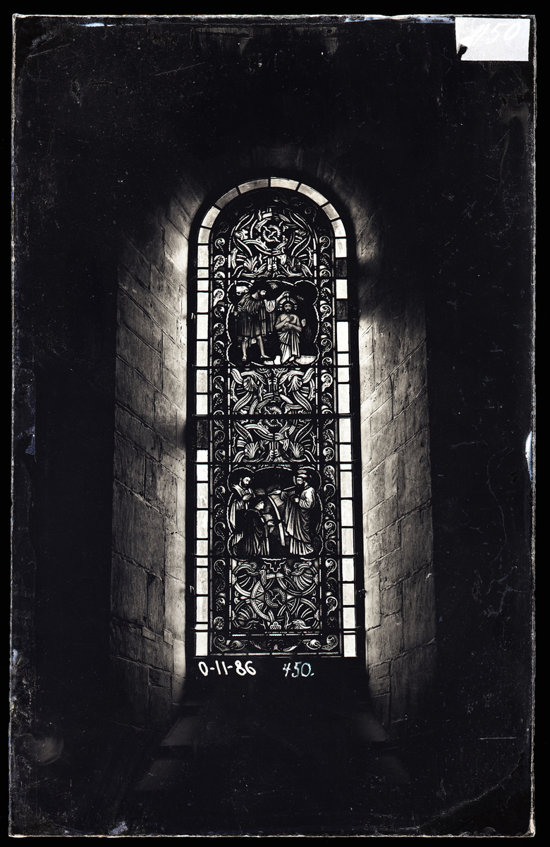 Blyglassvindu i kapittelhuset (mariakapellet/skrudhuset/sakristiet) i Nidarosdomen. Laget av James Powell & Sons.