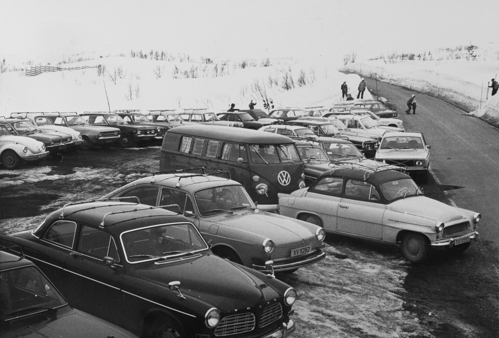 Parkeringsplass på Korgfjellet full av biler påsken 1973.