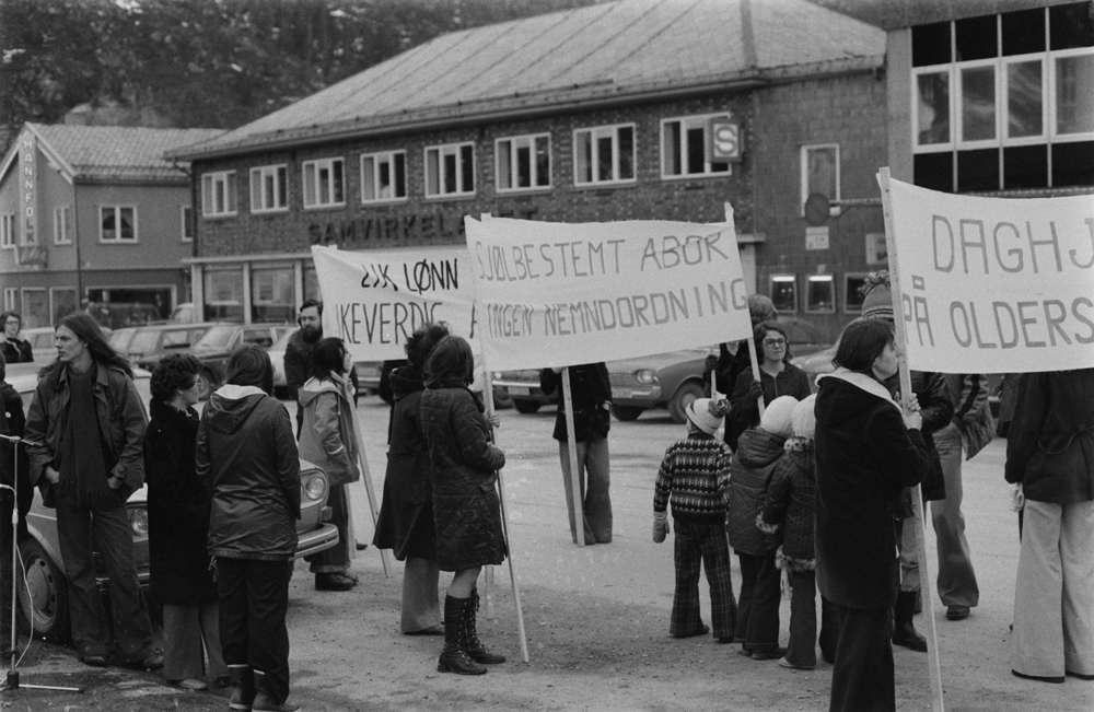 Kvinnedagen 8.Mars 1975. På torget, demonstrasjon. Abort. Samvirkelaget i bakgrunnen.