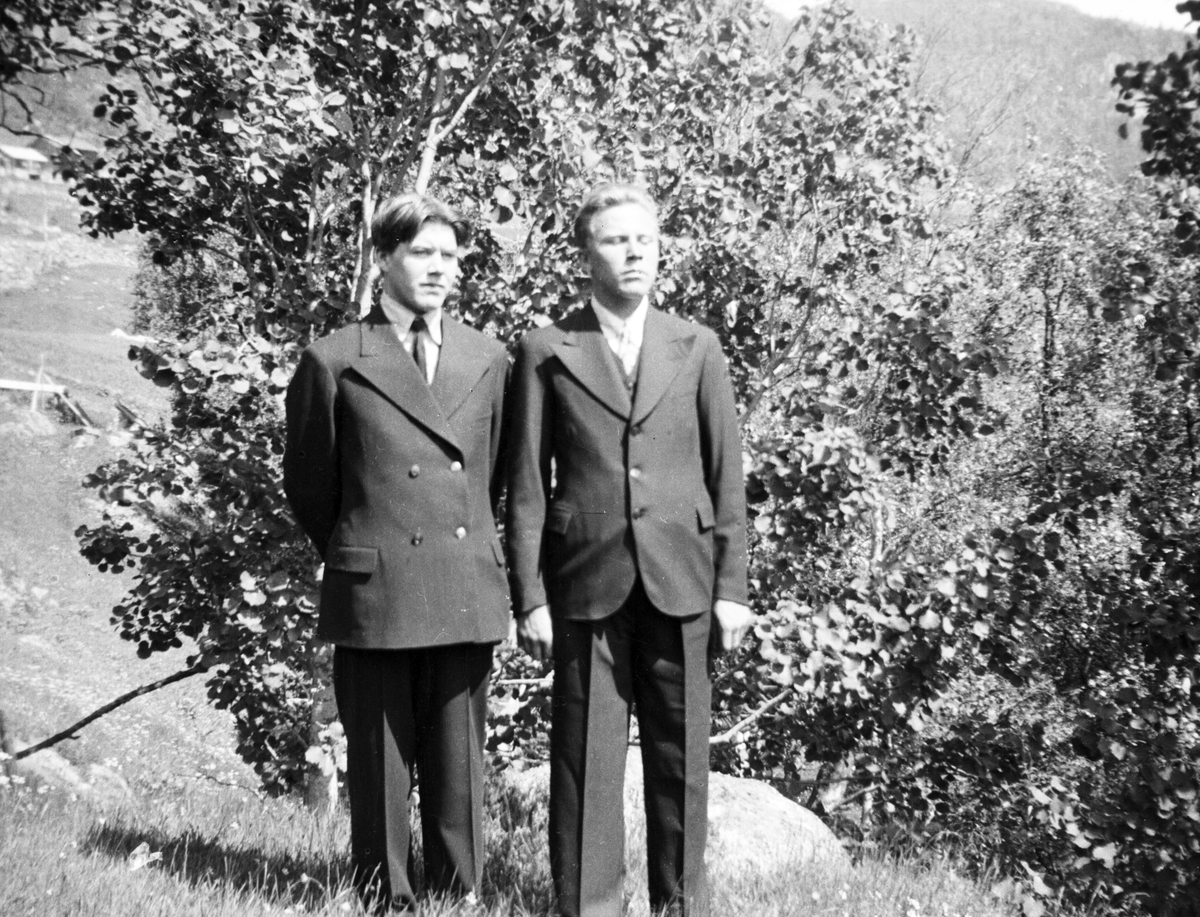 Fotoarkiv etter Aanund Olavson Edland. Portrett av Olav Edland og Olav Berge i 1931. Åsmund Vågslid fra Dalen hadde sydd dressen til Olav.