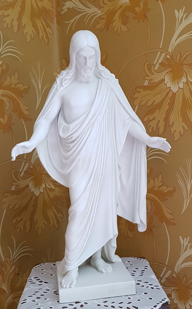 Hvit figur av porselen, forestiller Jesus.
