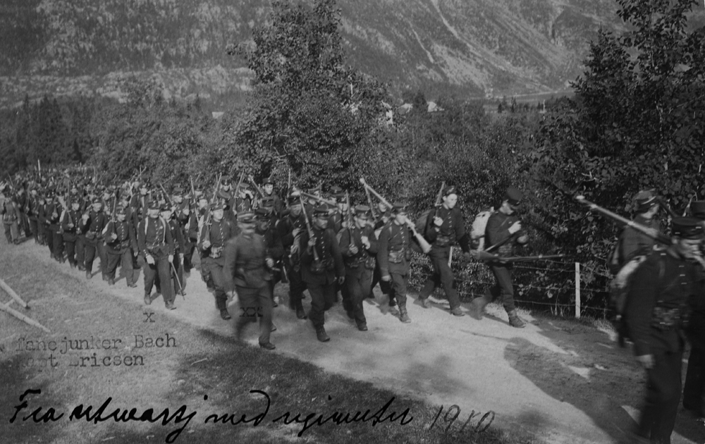Soldater, utmarsj med regimentet i 1910.
På tur opp til Olderskog (Mobakken)
merket med X: Fanejunker Bach XX: Kapt. Ericsen