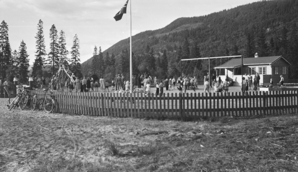 Kippermoen Barnepark. Mange barn og voksne. - Helgeland Museum ...