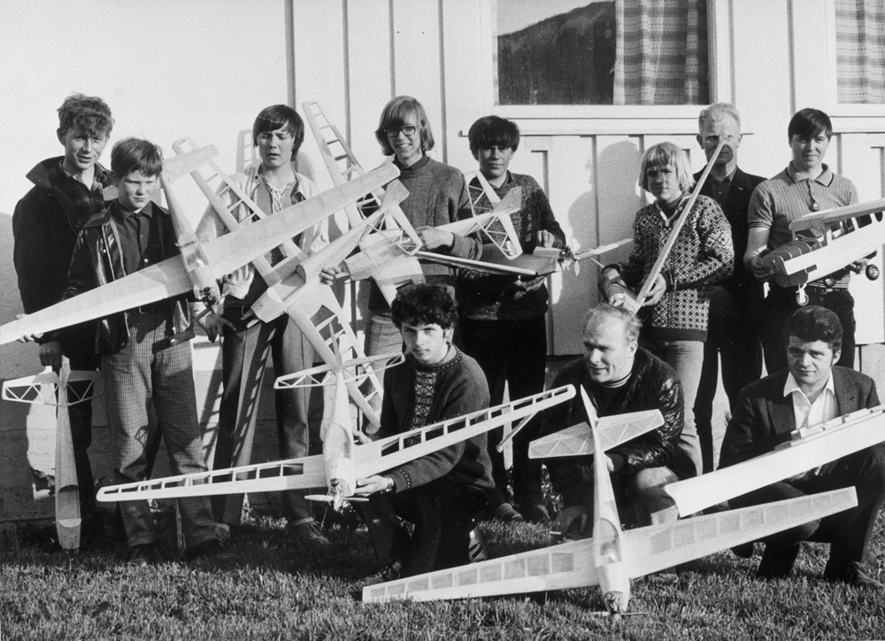 Medlemmene i Hobbyklubben i Mosjøen med modellfly de bygger.
