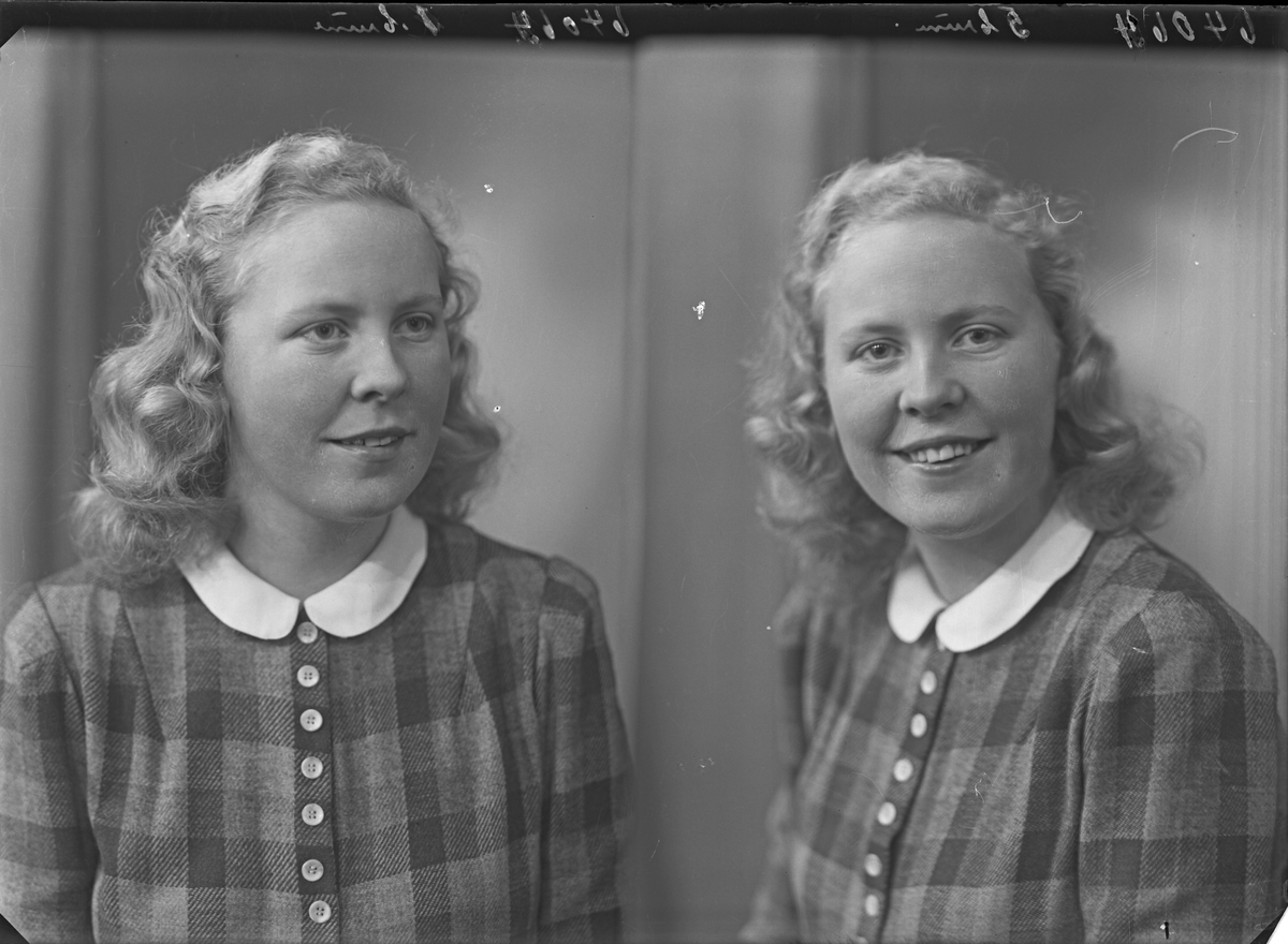 Portrett. Ung lyshåret kvinne med rutet kjole med lys halskrage. Bestilt av Signe Samsonsen. John Risøysgt. 135