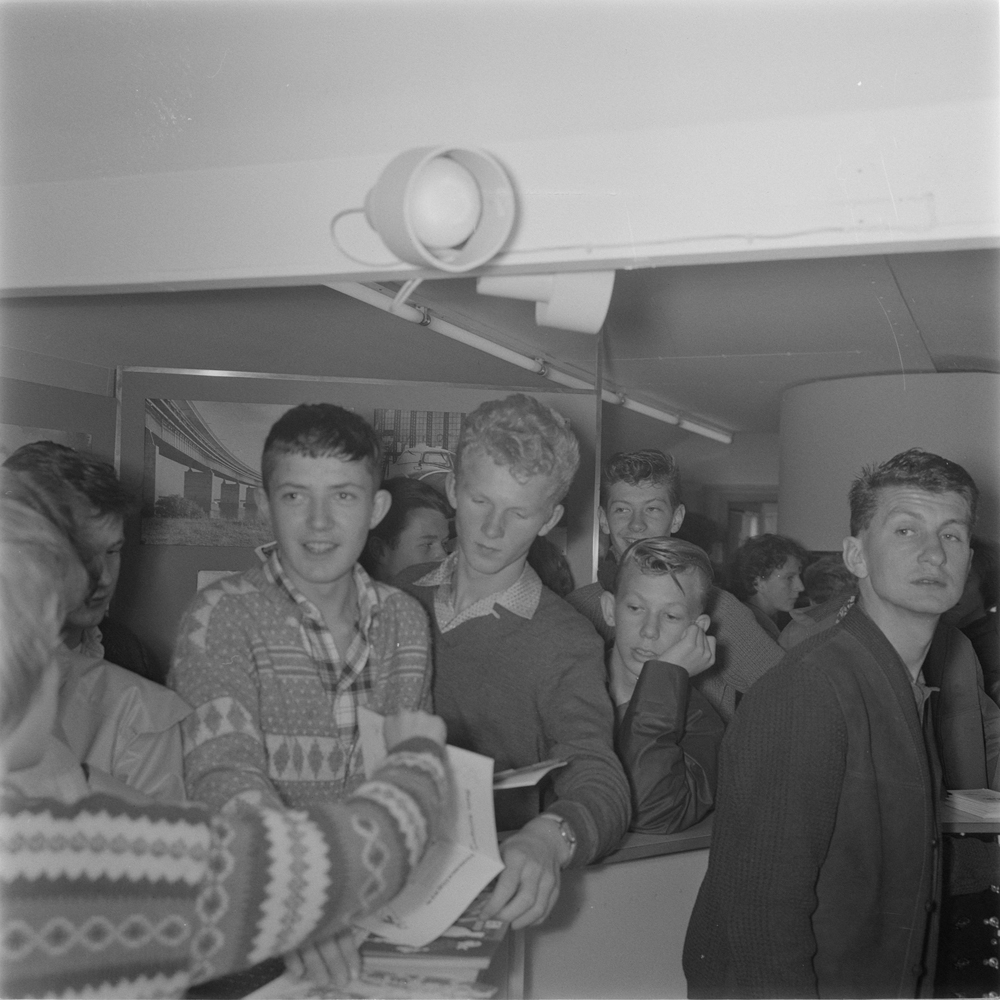 Ungdommer inne i NSB`s utstillingsvogn ved jernbanen.