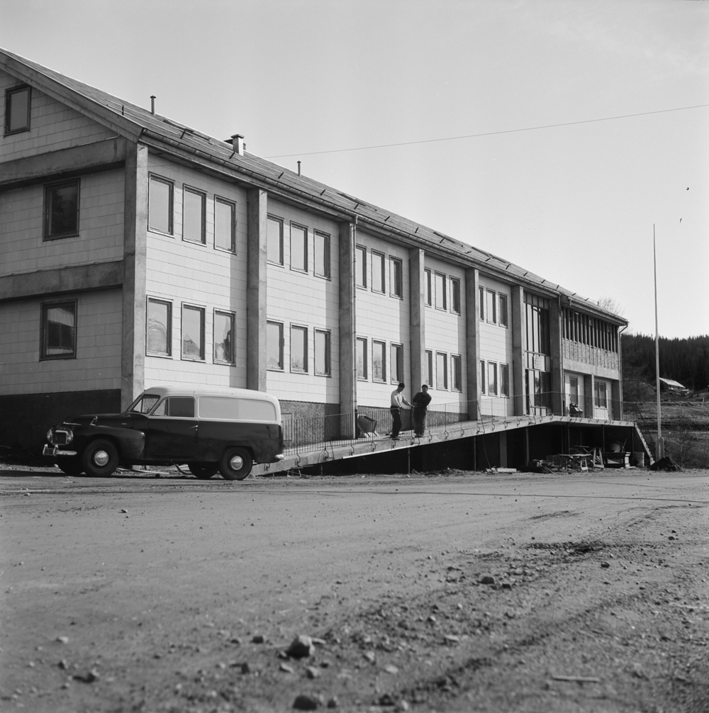 Herredshuset i Hattfjelldal 1958. Varebil utenfor er en Volvo Duett.