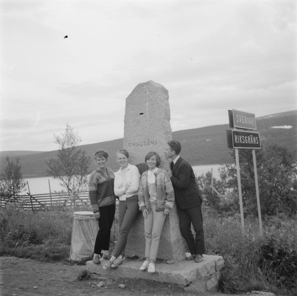 3 kvinner og en mann ved Riksgrensen mellom Norge og Sverige.