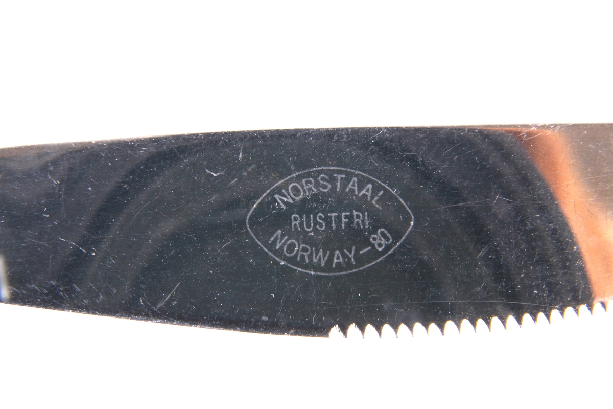 Norskprodusert kniv i rustfritt stål med logo.