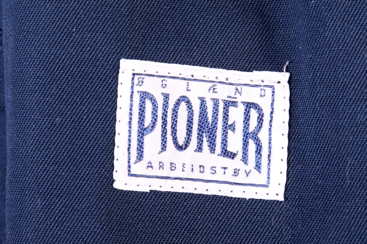 Mørkblå arbeidsfrakk med lommer.
