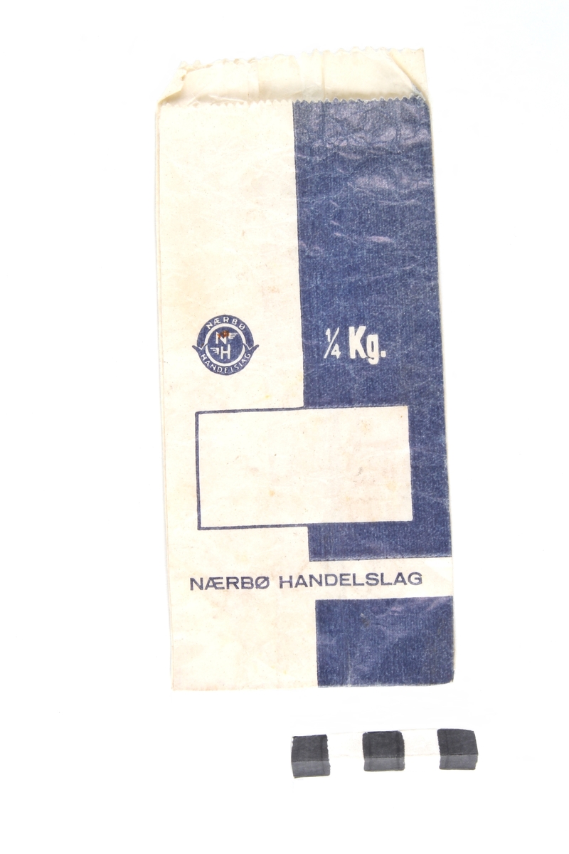 Liten pose av papir fra Nærbø Handelslag som rommer 1/4 kg.