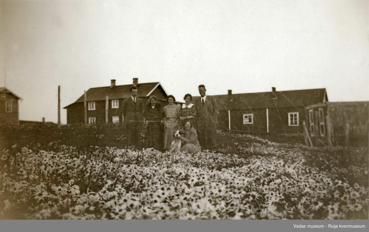 Familien Ivar og Kristine Moe i Indre Kiberg poserer på jordet foran gården i 1934.